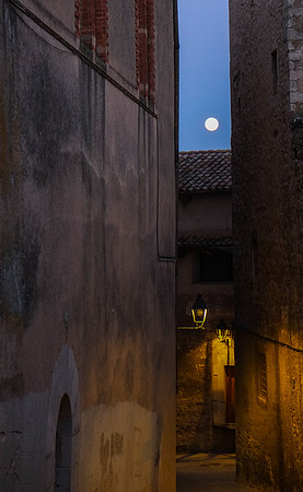 Supermoon in the Alley