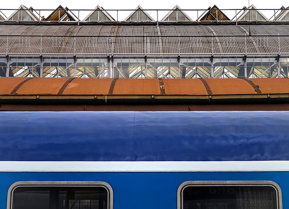 Blue line- prague main train station - czech republic