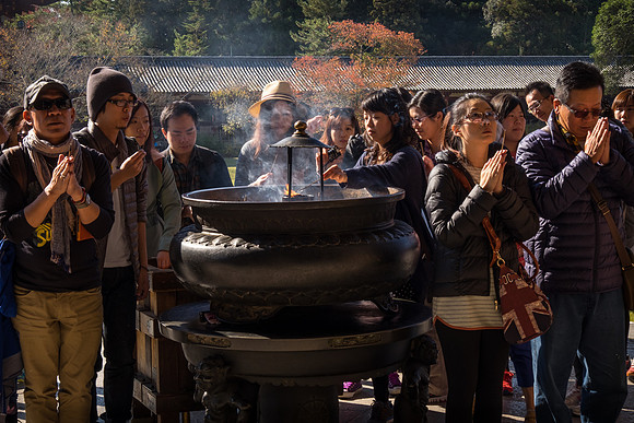 buddhism-worshipers-nara-japan-todaji temple-big buddha