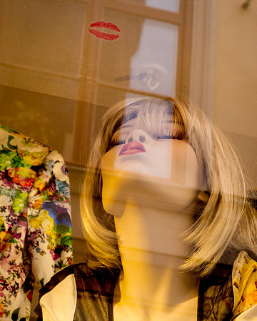 mannequin-amsterdam-stockholm-sweden-kiss-love