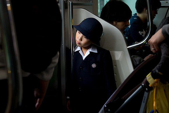 children-girl-subway-tokyo-"street photography"