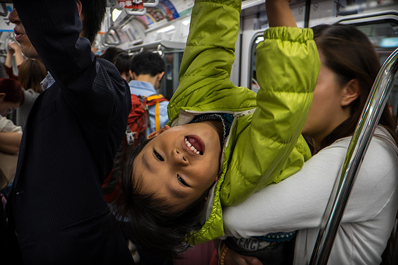 boy-japan-subway-tokyo-street photography