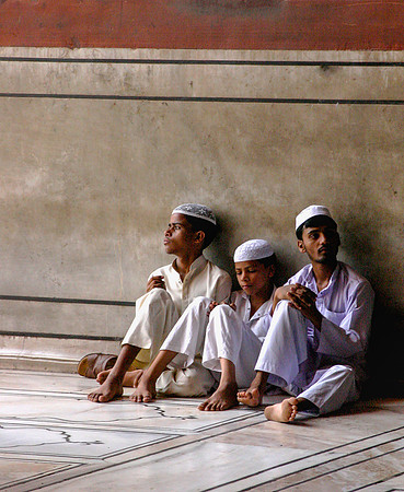 Worshipers resting, Jama Masjid Mosque, New Dlehi